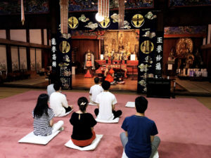 静寂のお寺で学ぶマインドフルネス瞑想教室